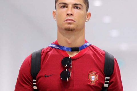 “Vua” Ronaldo công thủ toàn năng: Gọi 4 cuộc, Messi không nhấc máy?